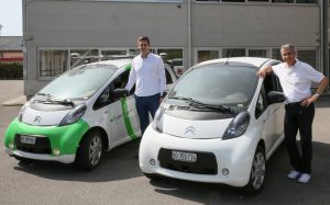 Two-car link-up improves intelligent-driving