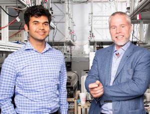Optical demodulator shuns local oscillator without loosing narrowband finesse
